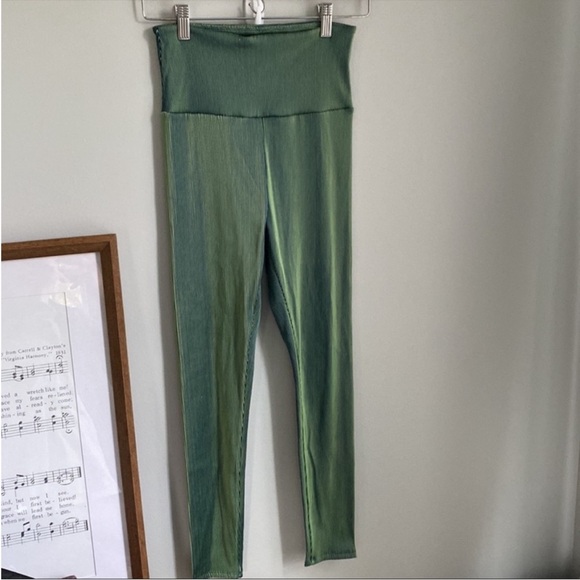 Carbon38 Two-Tone Iridescent Green Ribbed Leggings - Picture 2 of 2